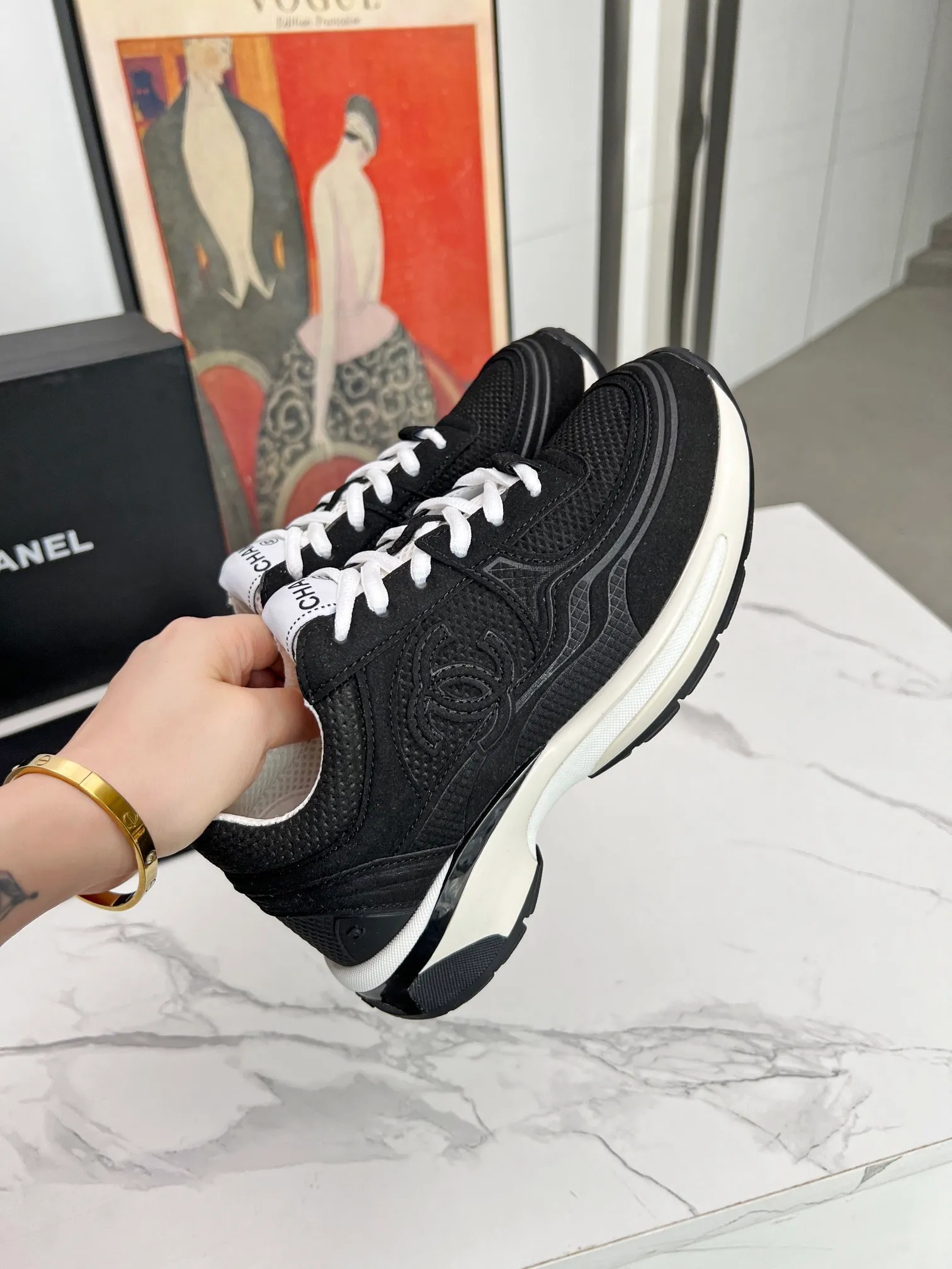 👟👟Ex-factory price 640👟👟 chanel Chanel 2024 early spring vacation series latest casual sports shoes silver white, gold white, silver gray, black and red! Incomparably beautiful and easy to wear, very light, the lining is also super soft, super comfortable, the upper is breathable, the color is high-end and durable, versatile. Upper: cowhide and cloth stitching. Inner: breathable mesh. Original foam combination outsole. Size: 35-40.